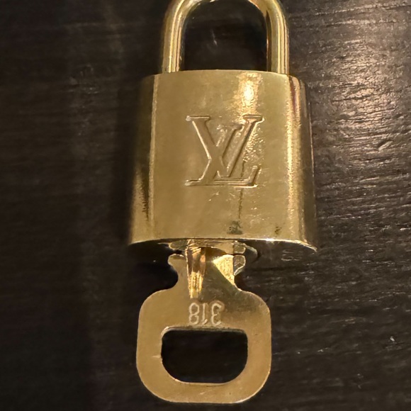Authentic Louis Vuitton #318 Lock and Key - Picture 8 of 8
